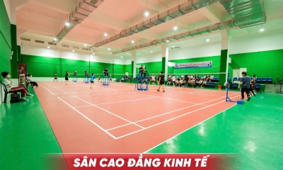 Review sân cầu lông Phong Sơn Cao đẳng Kinh tế chi tiết về quy mô và chất lượng