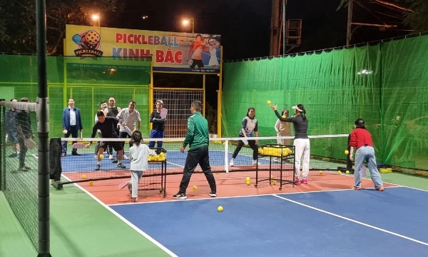 Review sân pickleball Kinh Bắc Bắc Ninh với mặt sân chuẩn và không gian hiện đại