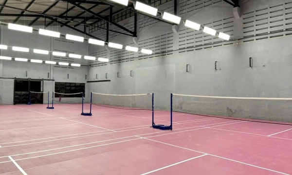 Trải nghiệm sự độc đáo tại sân cầu lông D-Ruby Badminton với thảm sân màu hồng