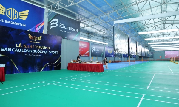 Review sân cầu lông Quốc Học Badminton Hà Nội chi tiết về chất lượng và dịch vụ