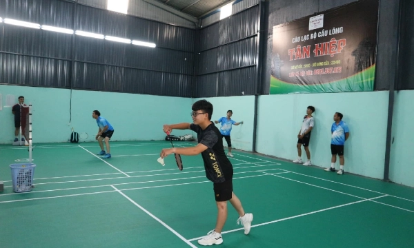 Review sân cầu lông Tân Hiệp chi tiết: Giá thuê, cơ sở vật chất và tiện ích