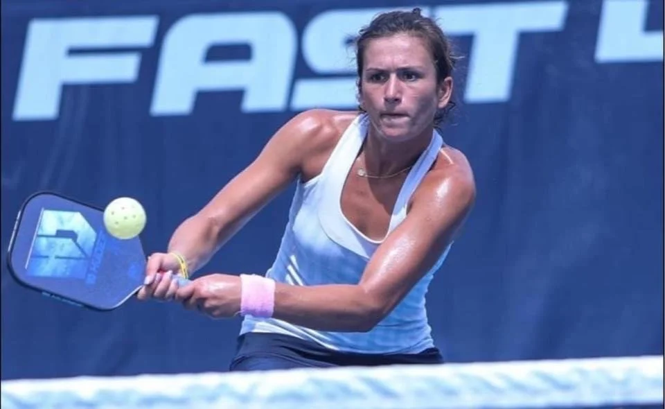 Amanda Hendry có những pha đánh bóng pickleball dứt khoác