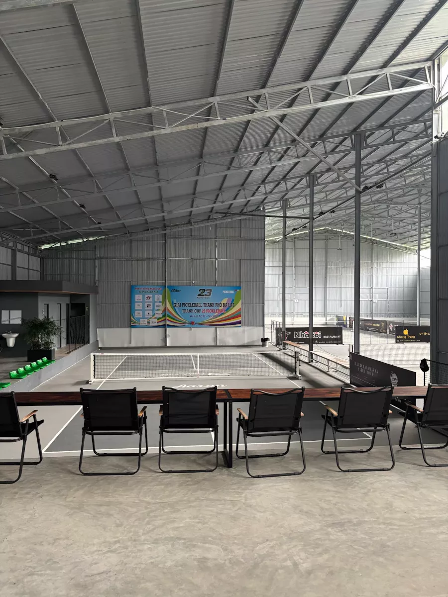 Khu vực nghỉ ngơi tại sân 23 pickleball lâm đồng