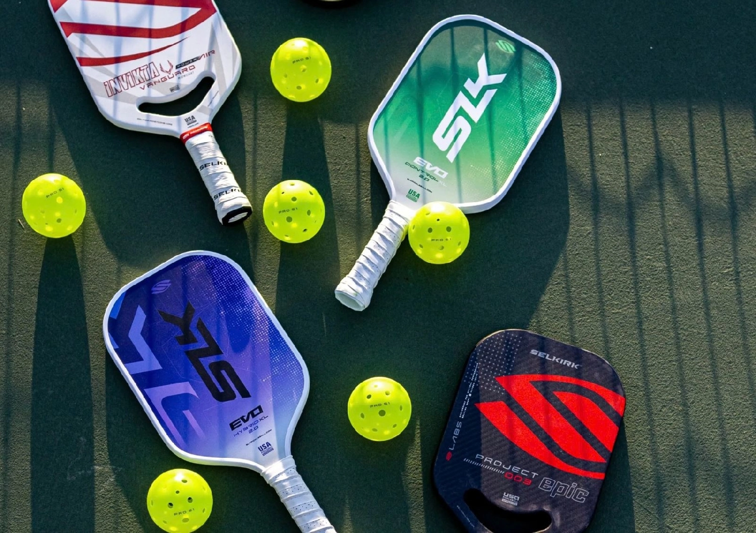 Hình ảnh pickleball dụng cụ bóng và vợt pickleball
