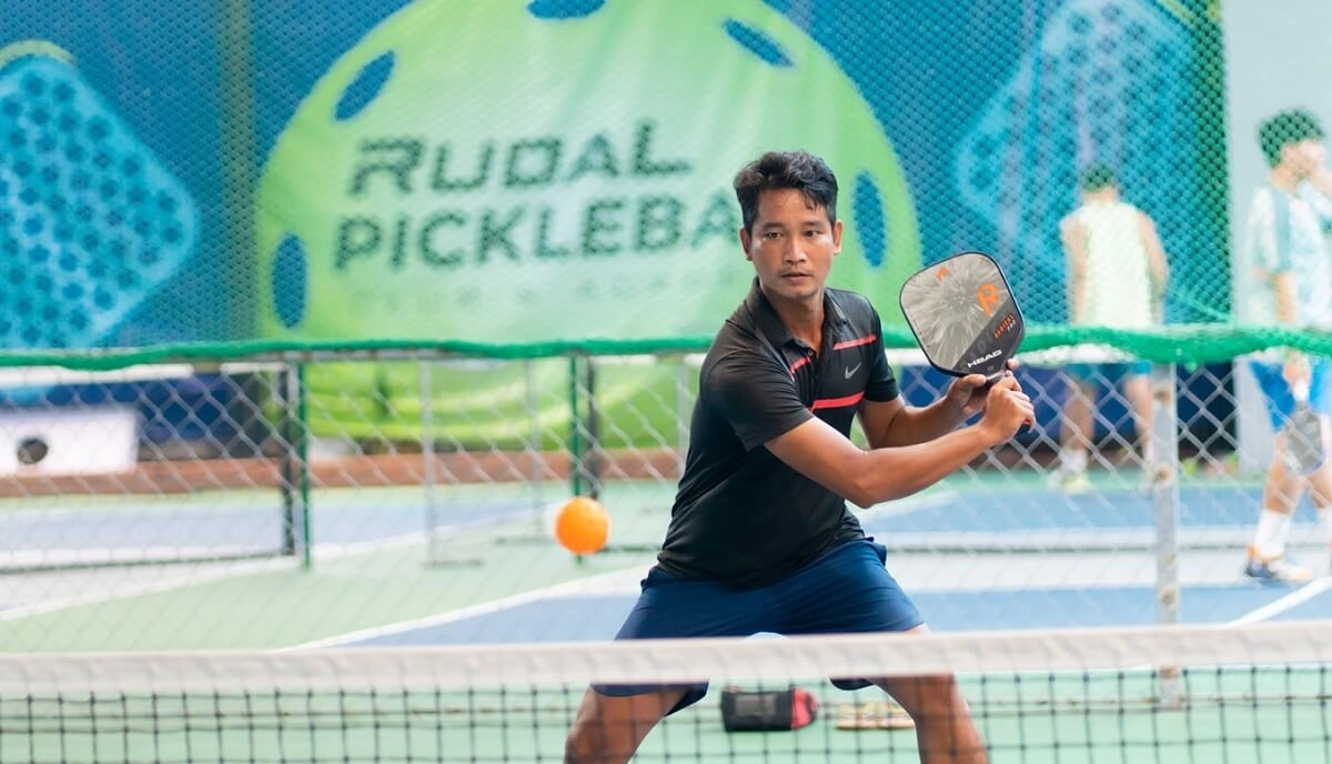 Hình ảnh người trung niên chơi pickleball