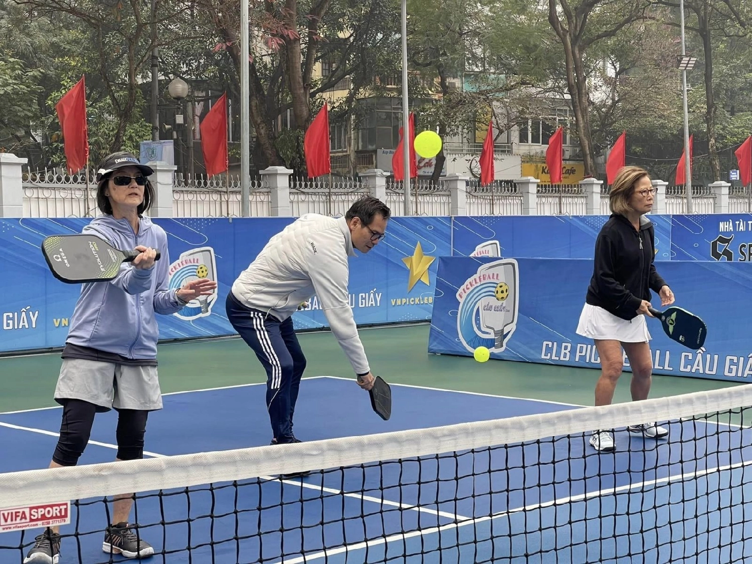 Hình ảnh pickleball người lớn tuối chơi pickleball