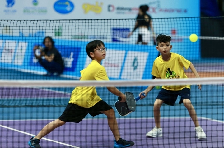 Hình ảnh pickleball khi trẻ em chơi pickleball