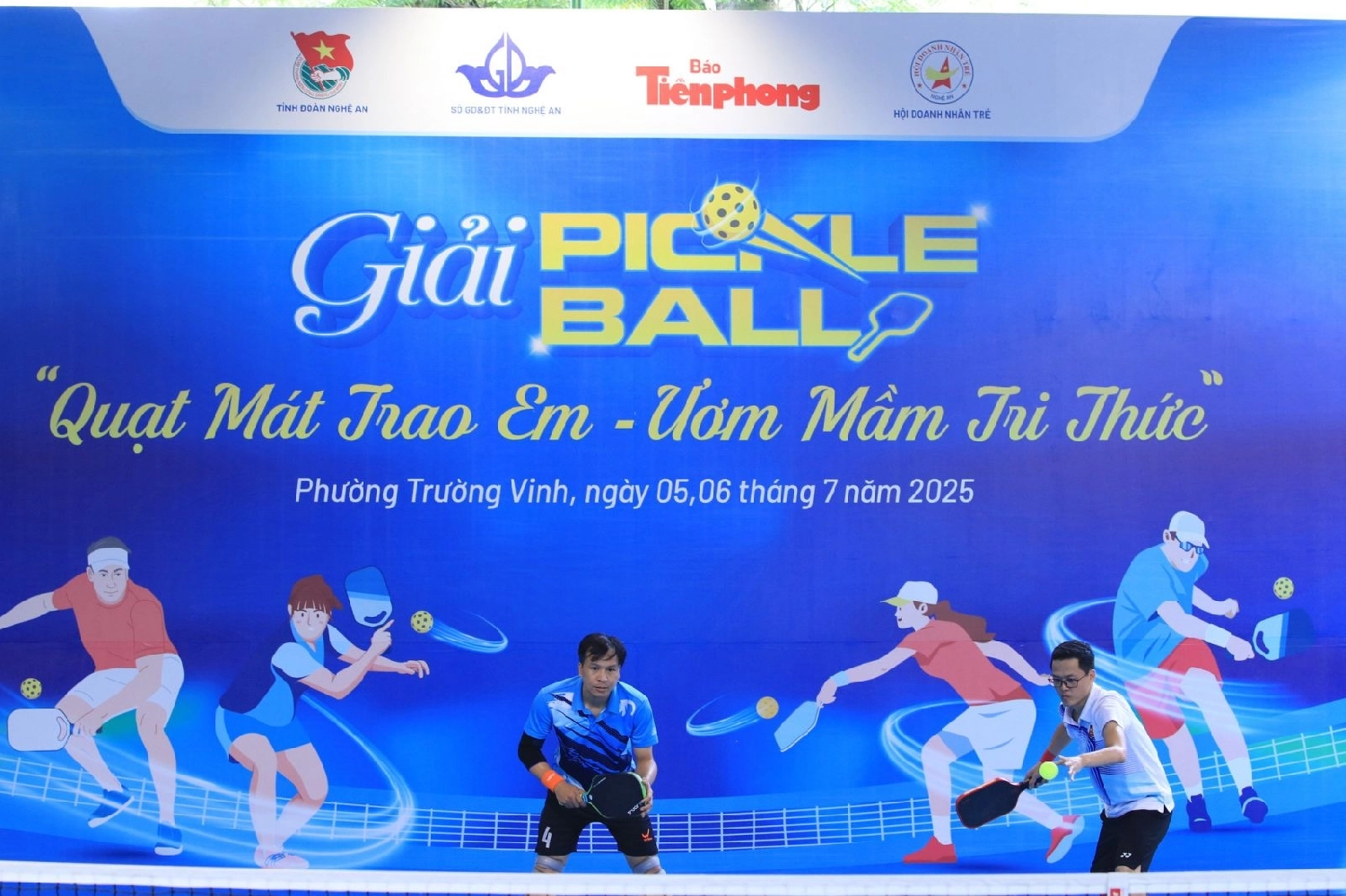 Sử dụng backdrop trong trận đấu pickleball