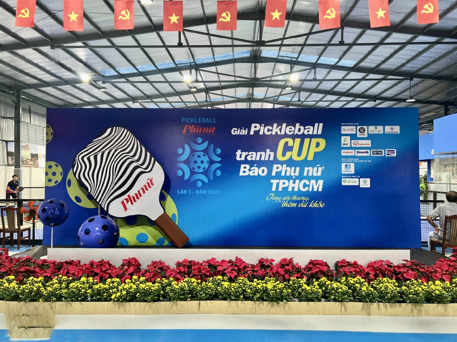 Mẫu backdrop pickleball cho sự kiện của báo phụ nữ