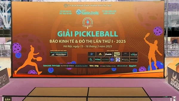 Backdrop pickleball với tông màu cam