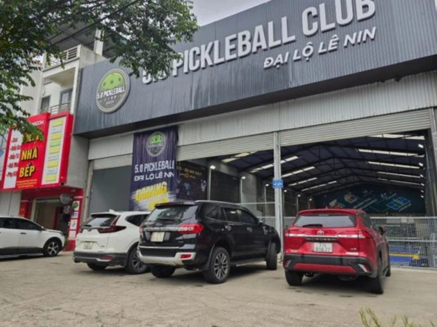 bảng hiệu pickleball ngoài trời