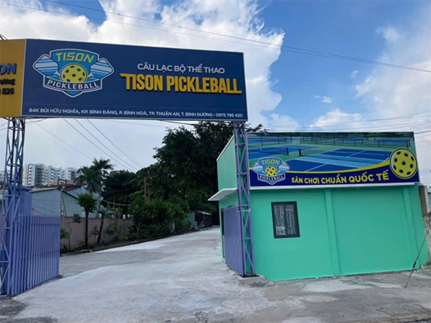 bảng hiệu pickleball ngoài trời