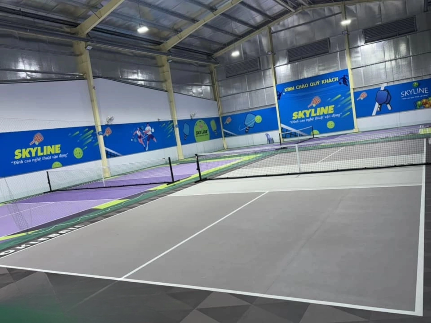 bảng hiệu pickleball trong nhà