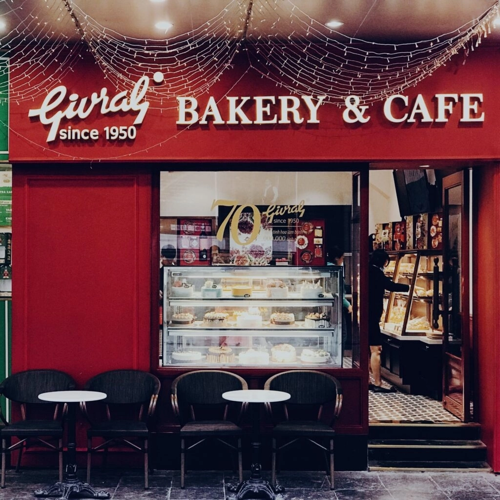 Không gian tiệm bánh Givral Bakery