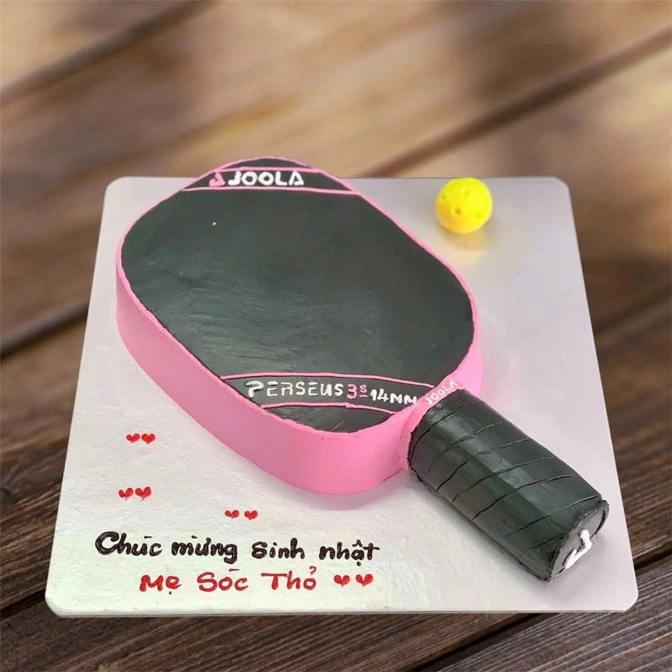Bánh kem hình vợt pickleball màu hồng đen