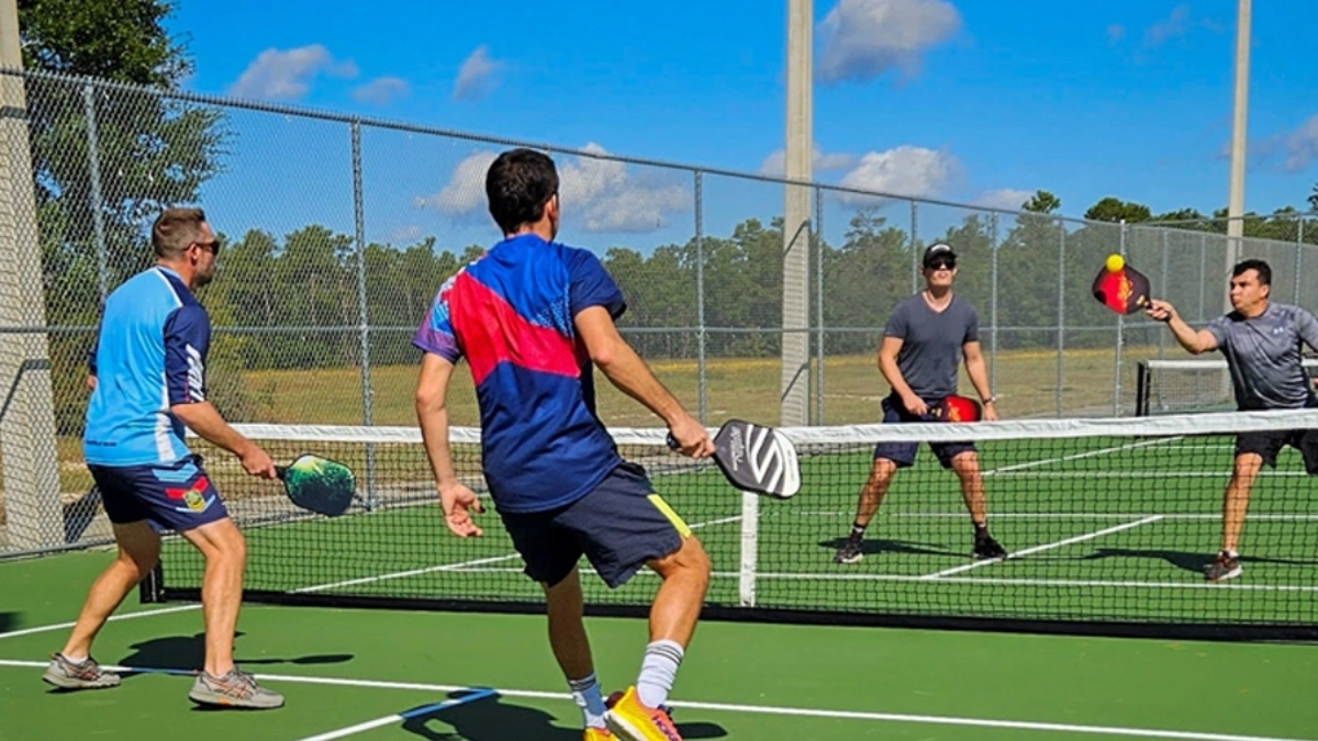 Người chơi linh hoạt di chuyển sau khi giao bóng trong pickleball