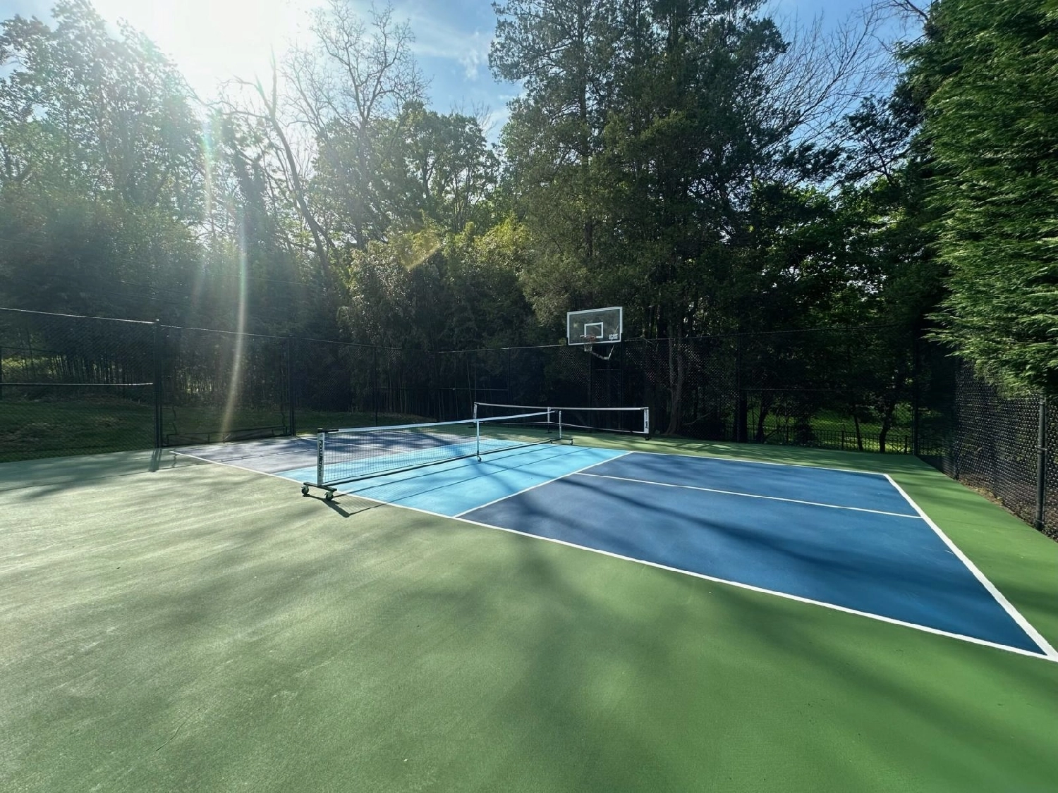 Sân pickleball làm từ asphalt (nhựa đường)