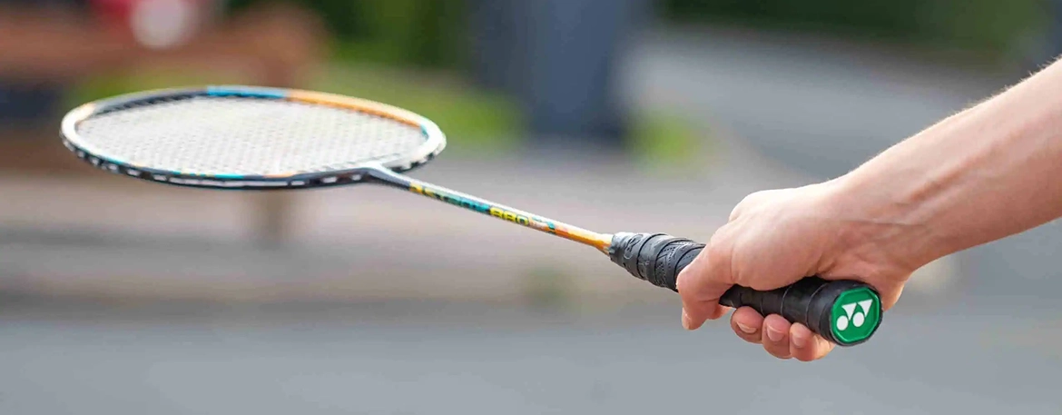 ách cầm vợt cầu lông kiểu “Pan-grip”