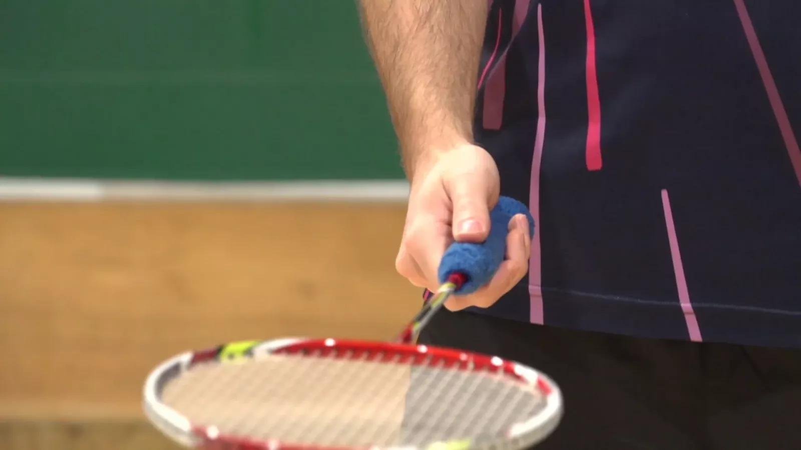 Cách cầm vợt kiểu “Thumb-grip”