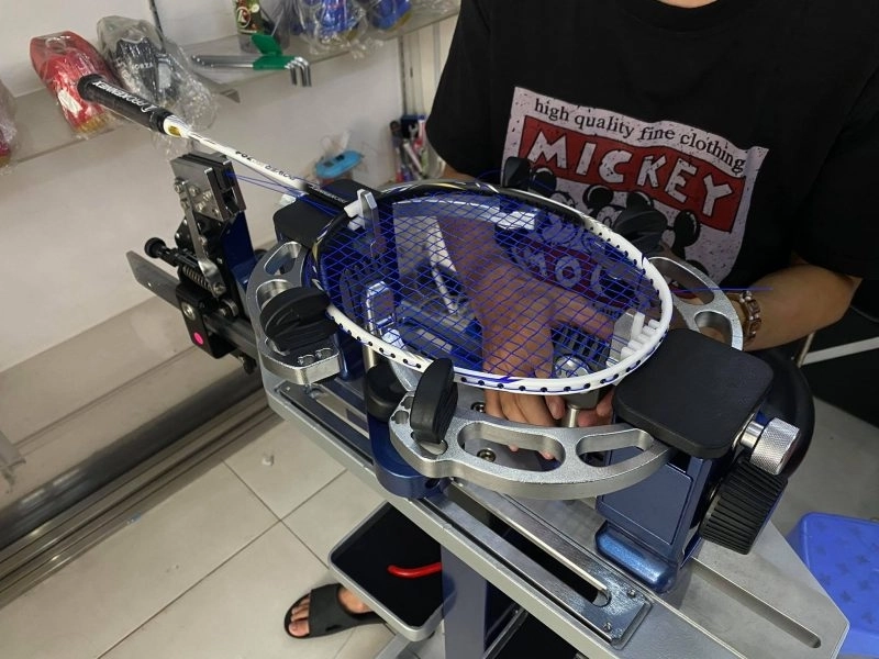 Kẹp vợt cầu lông lên khung