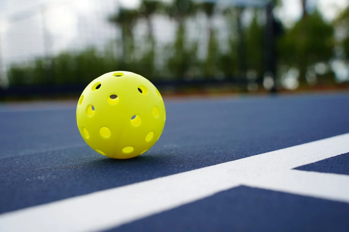 bóng pickleball bằng nhựa