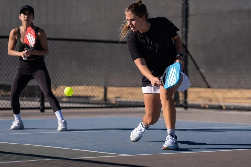 người chơi pickleball trình độ trung cấp