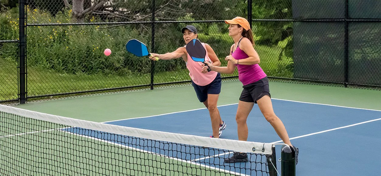 Quan sát và phối hợp nhịp nhàng khi chơi pickleball
