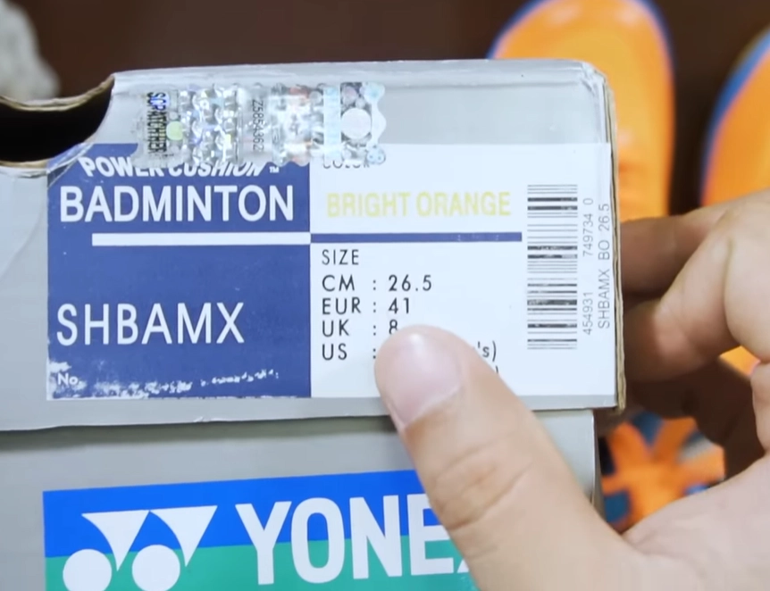 Phân biệt giày cầu lông thật và giả qua thông số trên hộp giày