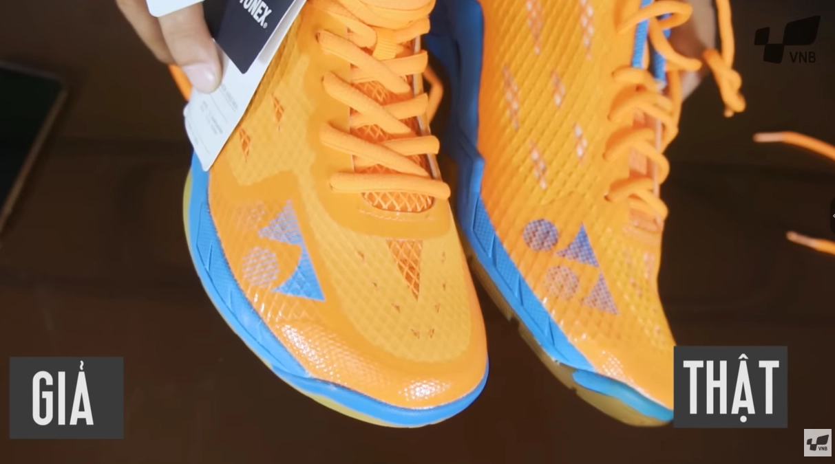 phân biệt giày cầu lông thật và giả qua in ấn