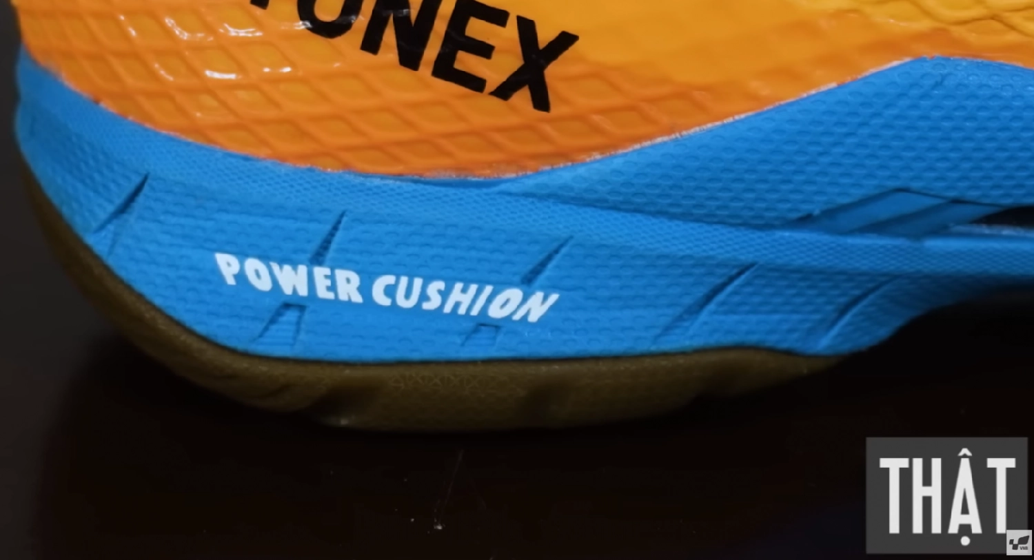 phần in ấn trên đế giày của giày chính hãng