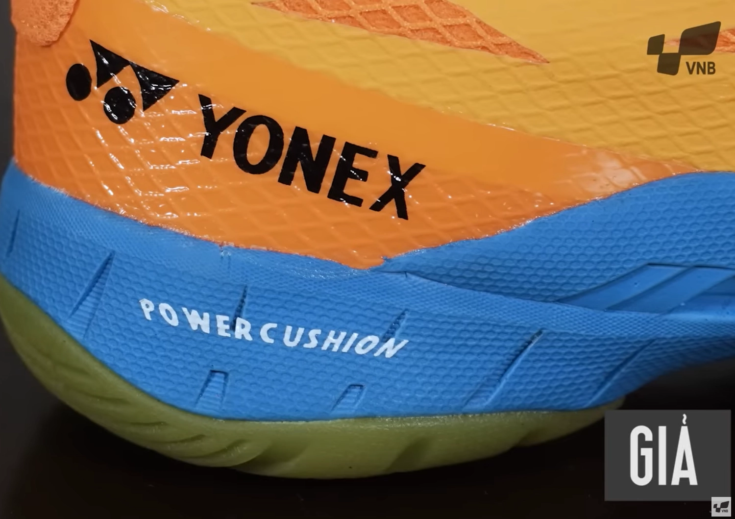 phần in ấn trên đế giày của giày giả