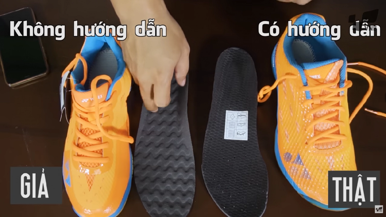 Cách phân biệt giày cầu lông thật và giả qua miếng lót giày