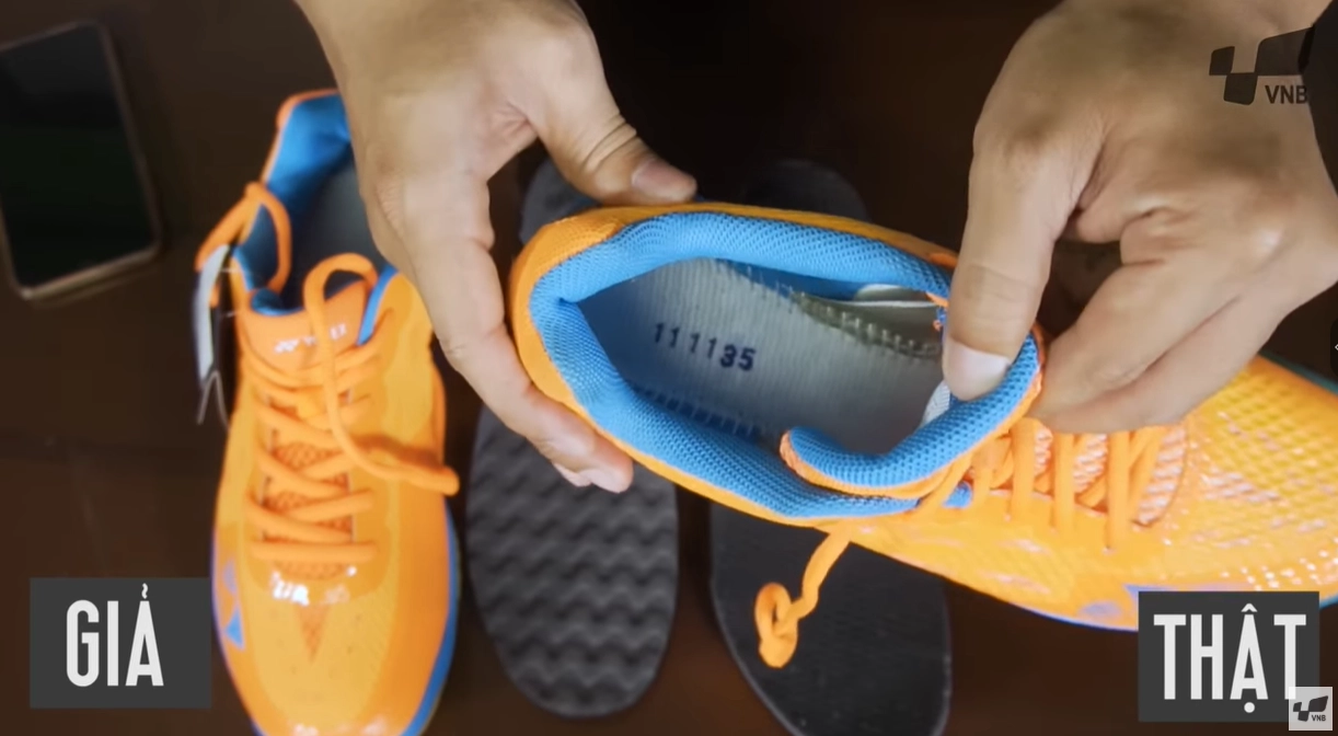 Kiểm tra số series được in bên trong giày thật