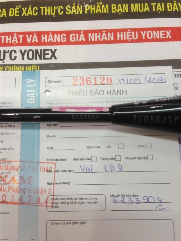 Hàng chính hãng với hai mã số trùng nhau. Ảnh: Internet.