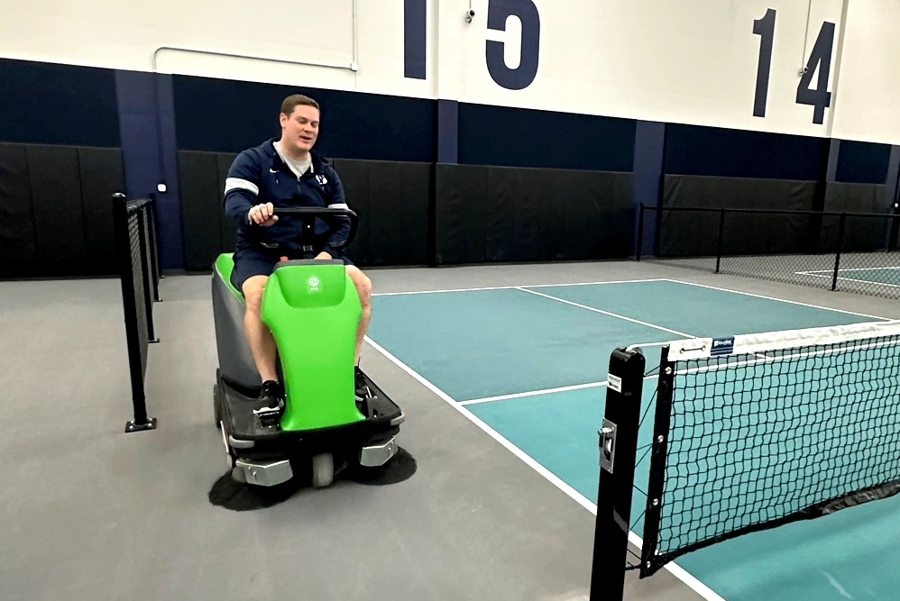 chuẩn bị máy chà san khi vệ sinh sân pickleball