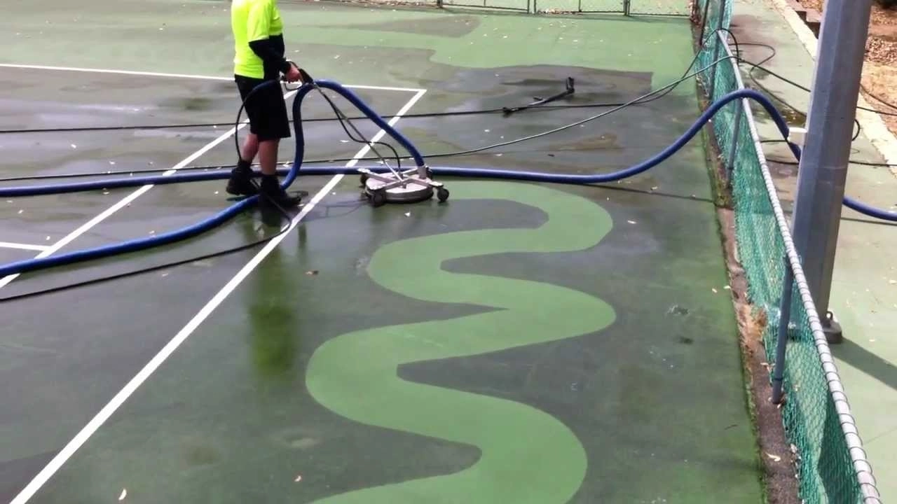 Xử lý điểm bẩn cứng đầu khi vệ sinh sân pickleball