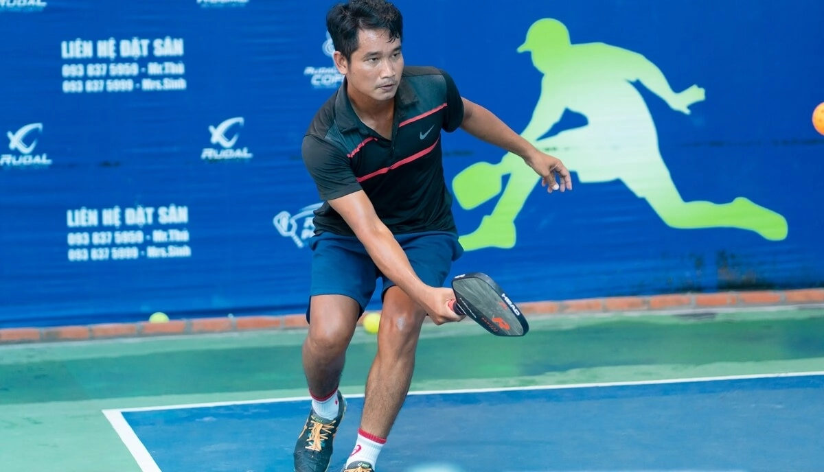Hậu quả khi không xử lý những quả bóng rơi sát đường biên dọc trong Pickleball 