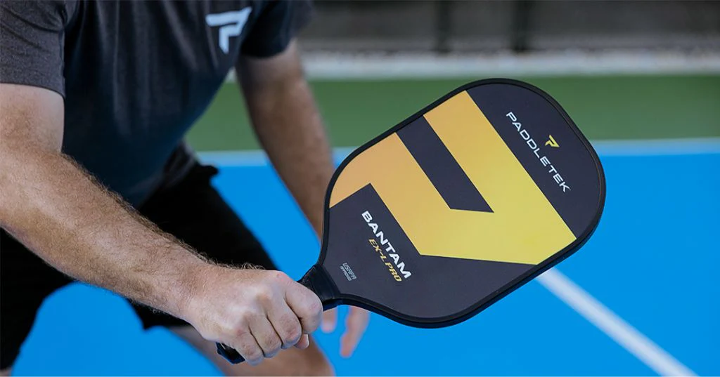 trọng lượng của vợt trong cấu tạo vợt pickleball