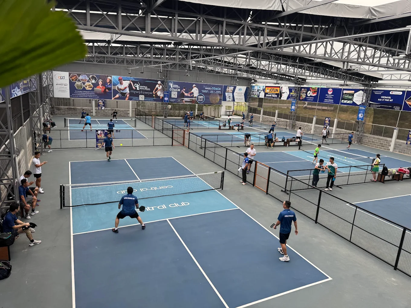 Các dịch vụ tiện ích tại sân Central Pickleball