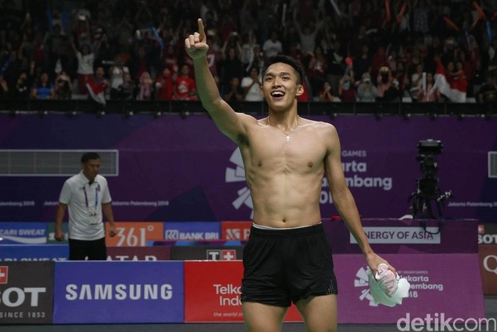 Jonatan Christie cởi áo ăn mừng vô địch