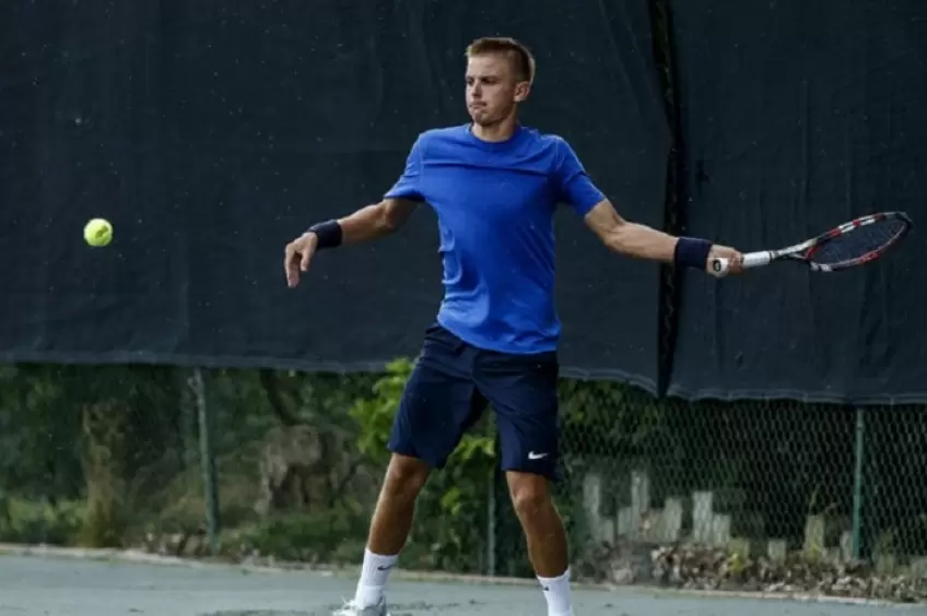 Collin Johns chơi môn tennis