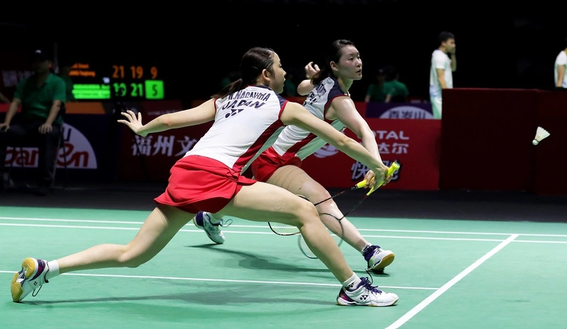 chơi cầu lông giúp đổ mồ hôi và kích thích cơ thể nạp nhiều nước hơn