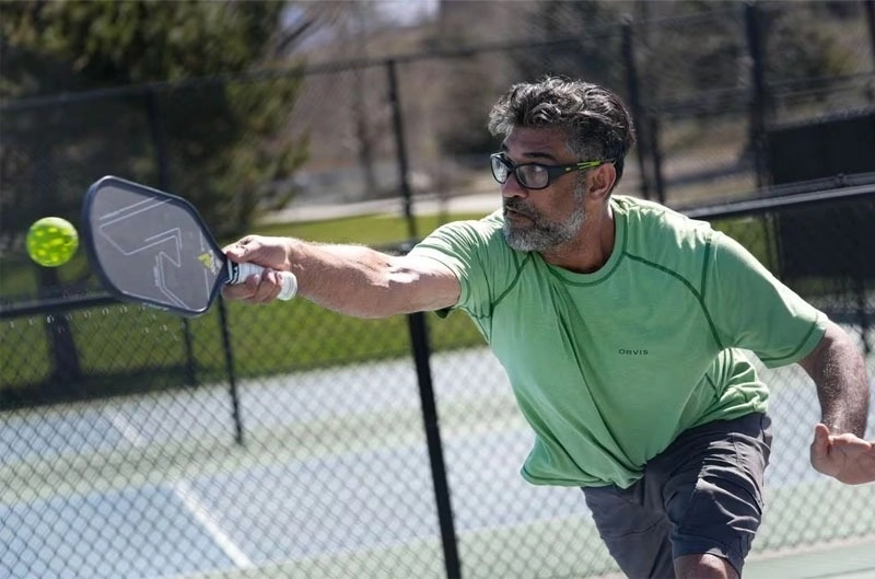 Lưu ý khi đánh pickleball bị đau tay