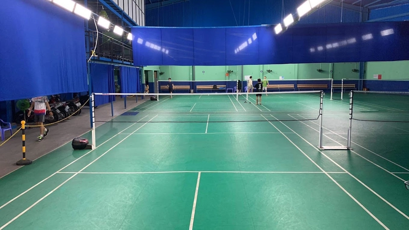 Sân cầu lông trường Trung học Thủy Sản