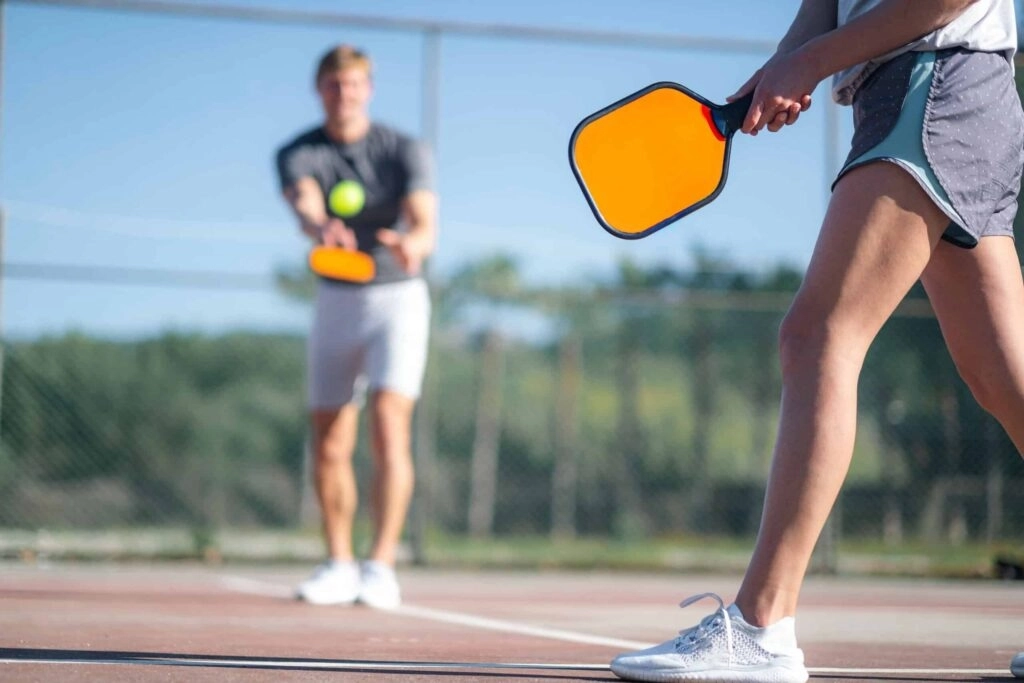 Sử dụng giày chạy bộ để chơi pickleball