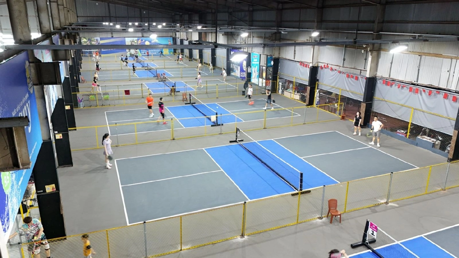 Sân cầu lông tại DinkZone Pickleball & Badminton