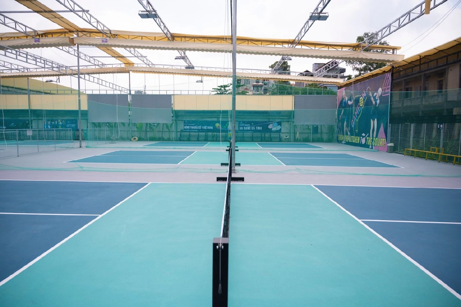 Người chơi trải nghiệm tại sân game on pickleball Lê Trọng Tấn