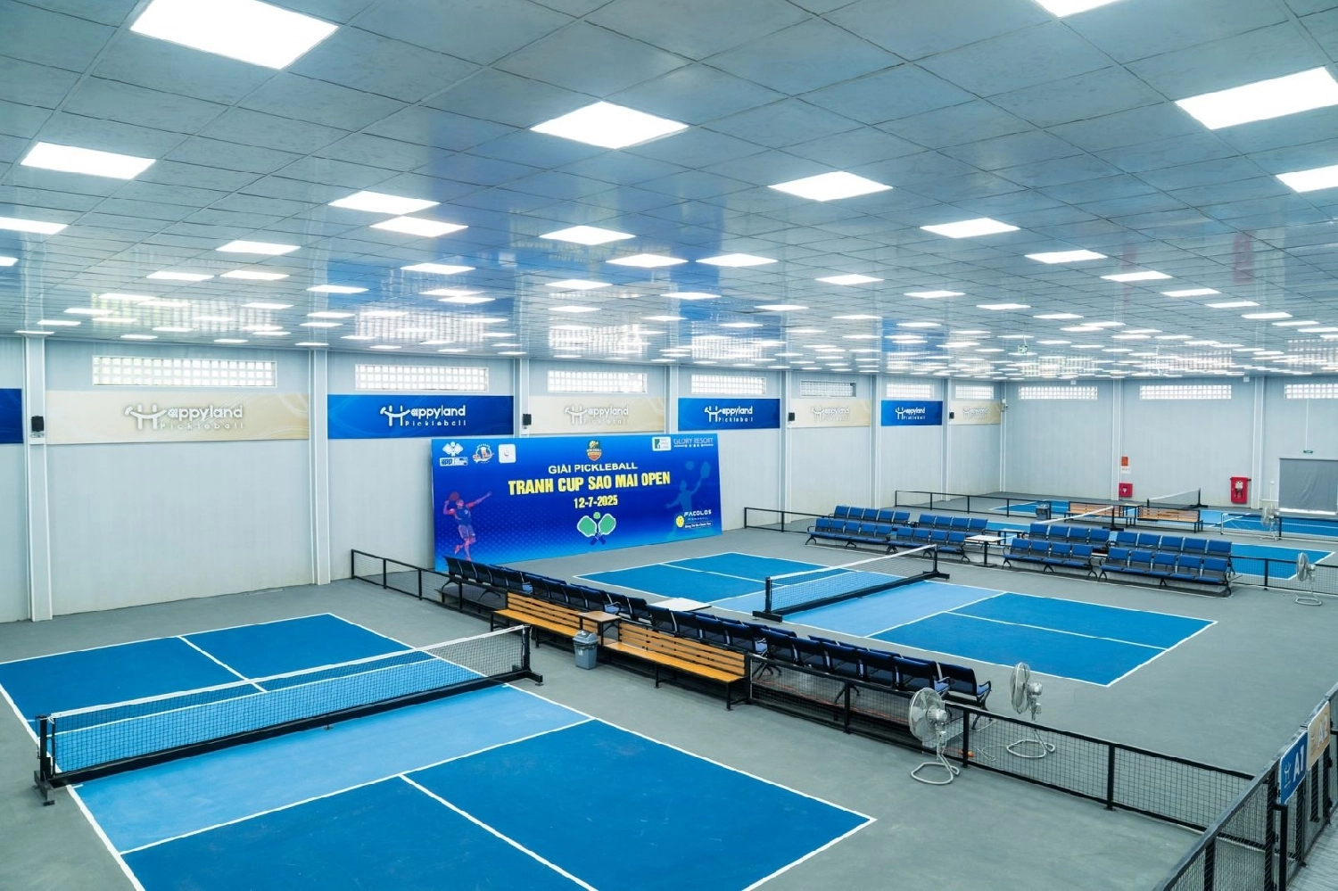 Không gian sân happyland pickleball Long Biên