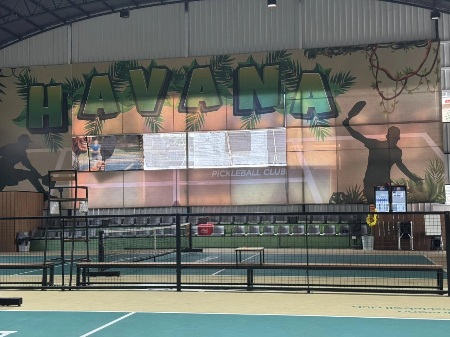 Khu vực nghỉ ngơi tại sân Havana Pickleball