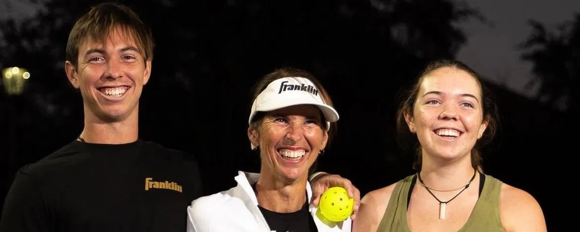 Jorja Johnson Pickleball cùng mẹ và anh trai